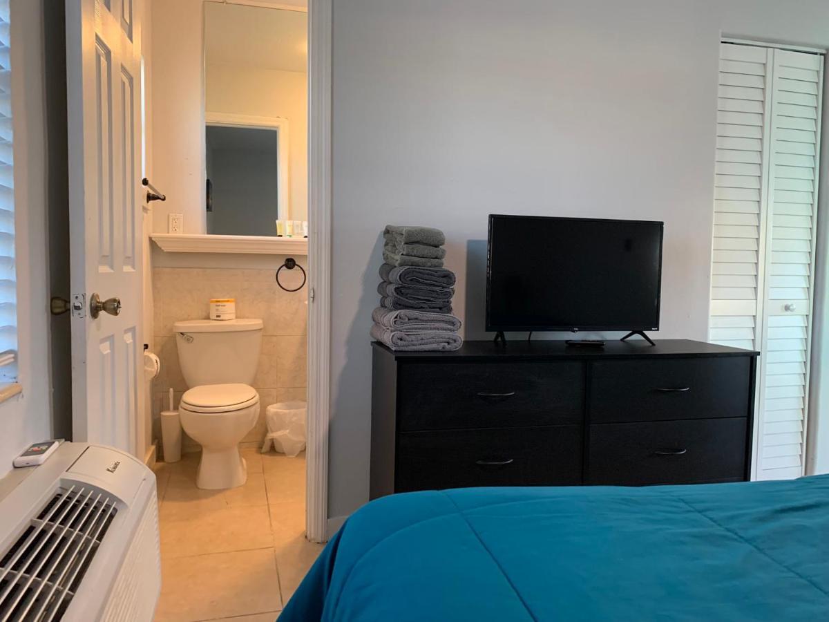 Poolside King Cottage With Kitchen - 10 Minutes To Beach! 포트 마이어스 외부 사진